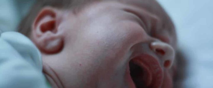 Bébé se réveille la nuit : Faut-il laisser le laisser pleurer ?