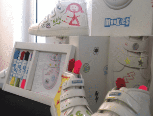 Monkies, une paire de basket enfant, des feutres et un éponge pour customiser ses chaussures