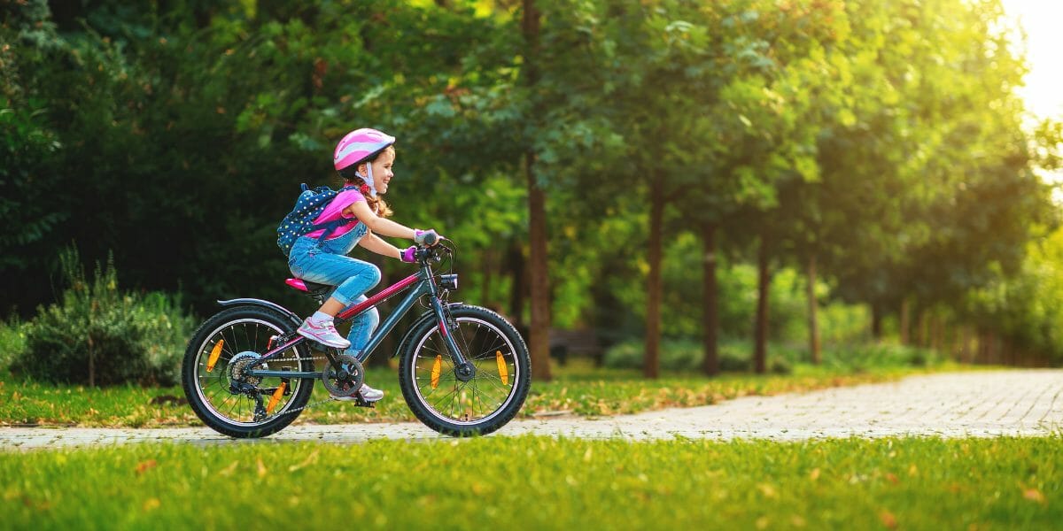 enfant fille sur un cycle vélo dans un parc
