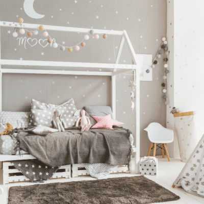 chambre décorée lit cabane Montessori