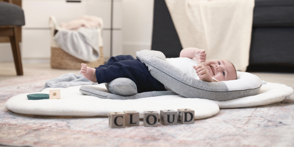 le cocon anti-coliques Cloudnest marque Babymoov avec un bébé dessus