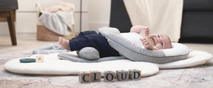 le cocon anti-coliques Cloudnest marque Babymoov avec un bébé dessus