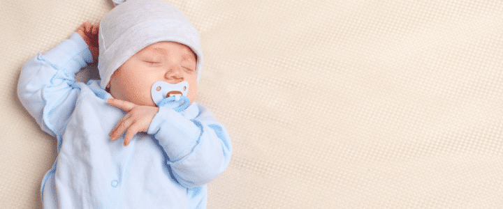 bébé qui dort avec ta tétine
