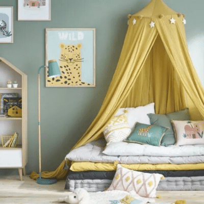 ciel de lit couleur mouterde dans une chambre d'enfant marque Maison du monde