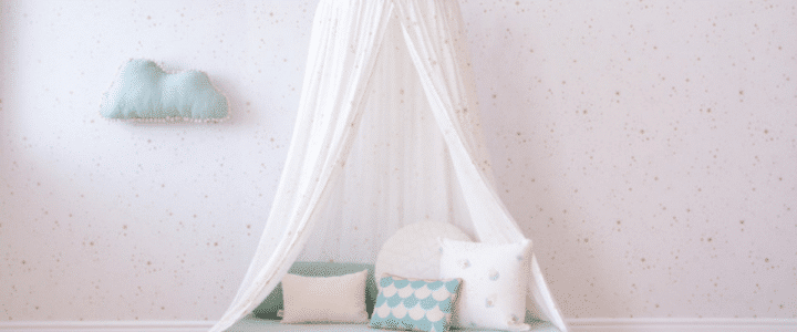 Ciel de lit blanc avec matelas et coussins