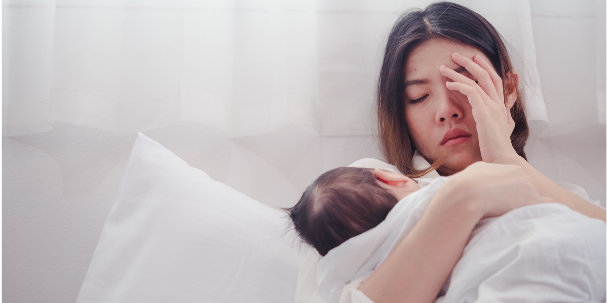 maman fatiguée avec bébé dans les bras