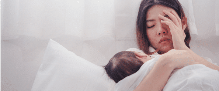 maman fatiguée avec bébé dans les bras
