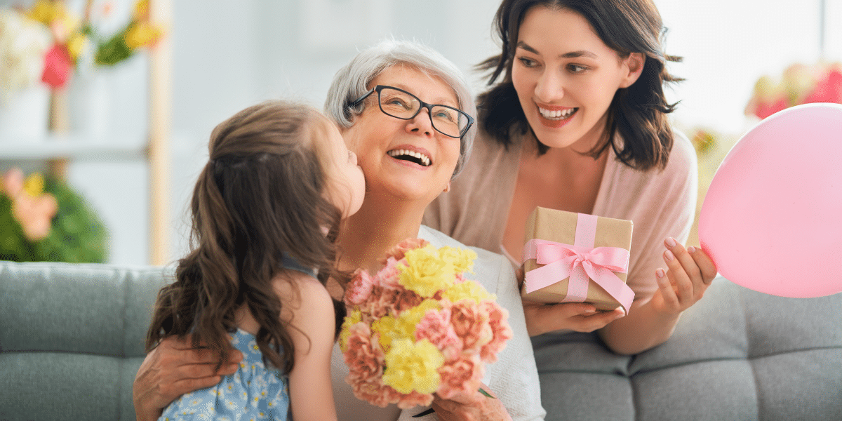 un enfant offre des fleurs à sa mamie pour la fête des grands-mères