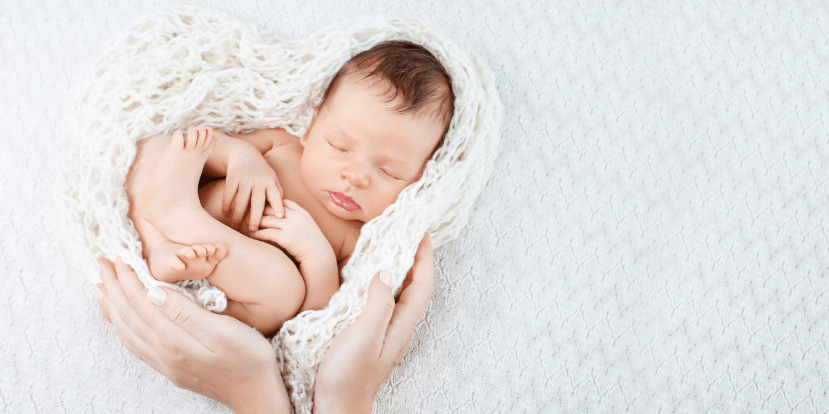 bébé enroulé dans une couverture en laine blanche