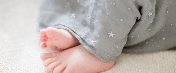 Les pied d'un bébé enroulé dans un lange