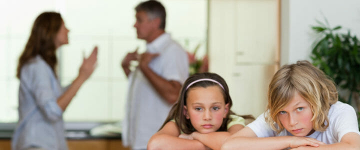 parents-qui-se-disputent-a-cote-de-leur-enfants-tristes
