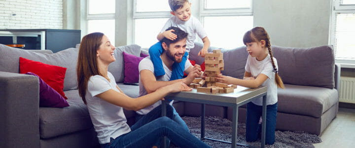 famille-qui-joue-tous-ensemble-a-des-jeux-de-societe-enfants