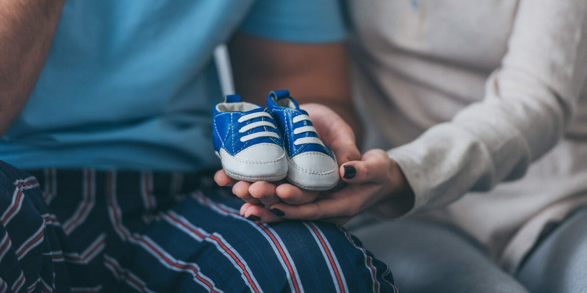 parents-tenant-des-chaussures-enfant-pour-deuil-perinatal